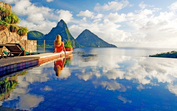 Một sự kết hợp hài hoà của bể bơi, biển xanh và núi cao khác đến từ The Jade Mountain Resort Hotel, Saint Lucia.